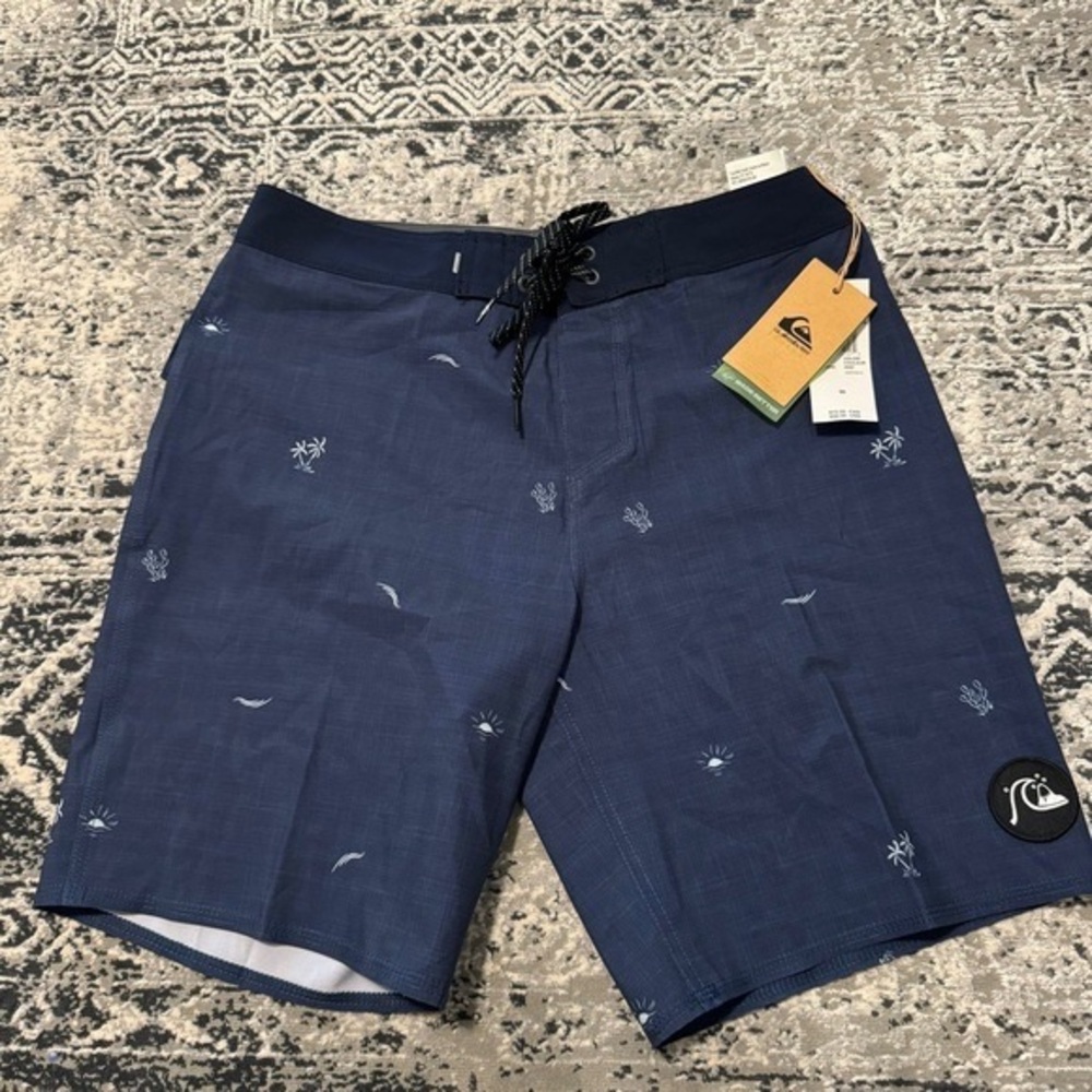 Quicksilver shorts, size 30 brand new with tags navy blue contrast pattern